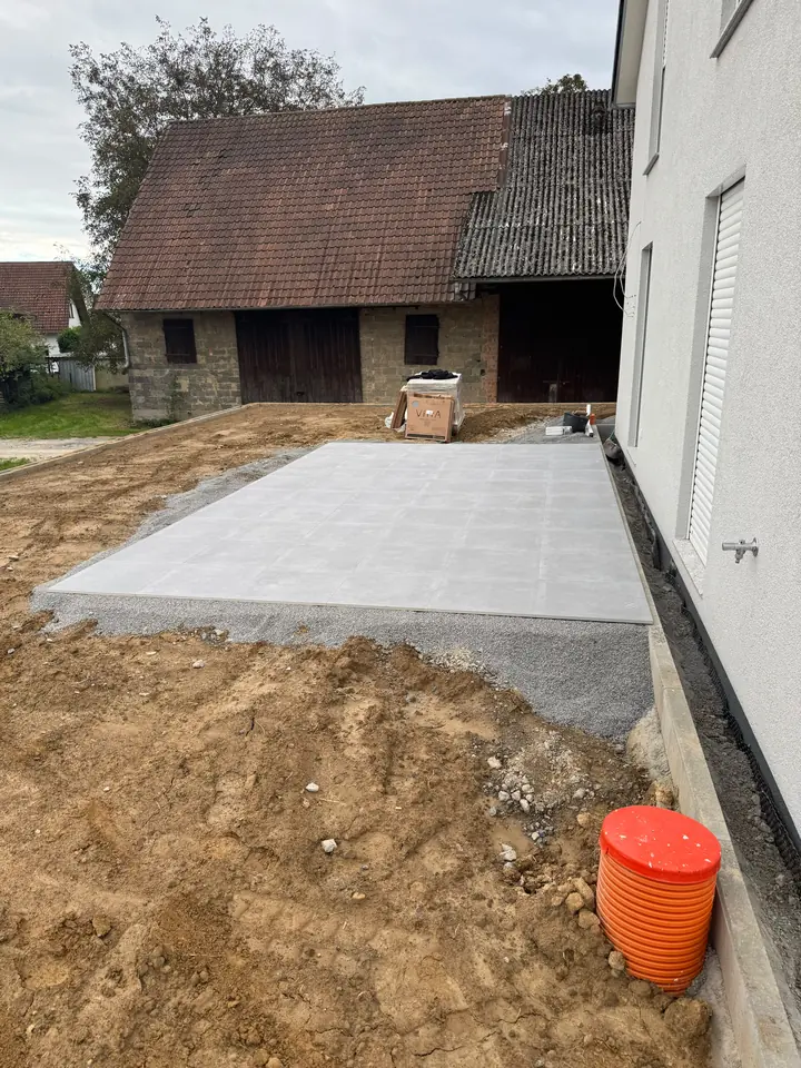 Unterbau und Terrassenplatten am Neubau
