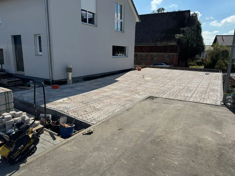Pflasterfläche am Neubau