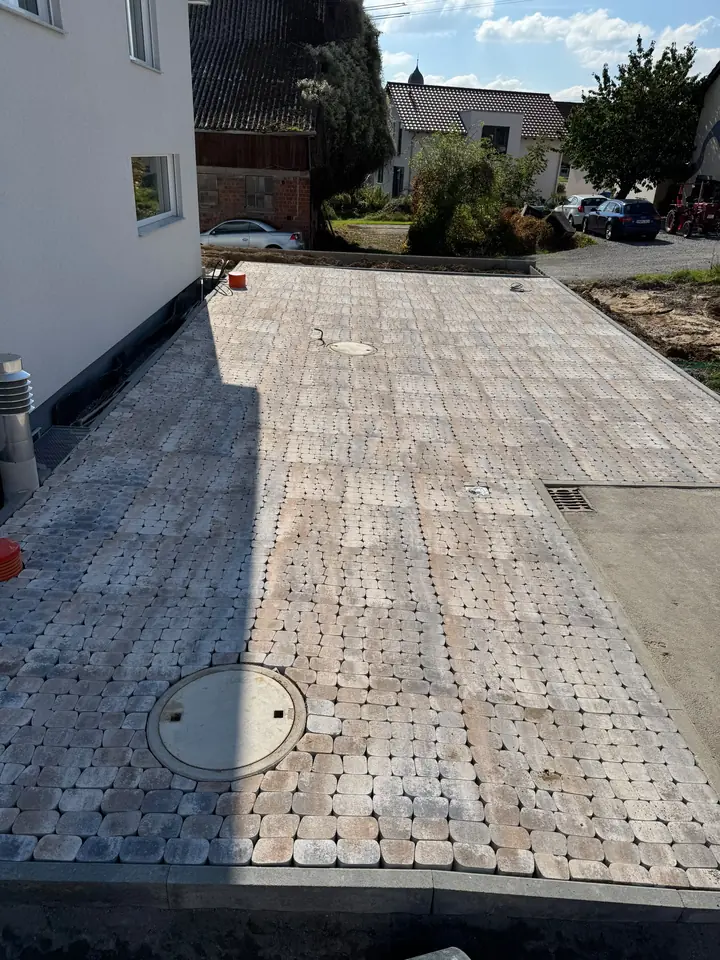 Neu gepflasterte Hofeinfahrt an einem Neubau