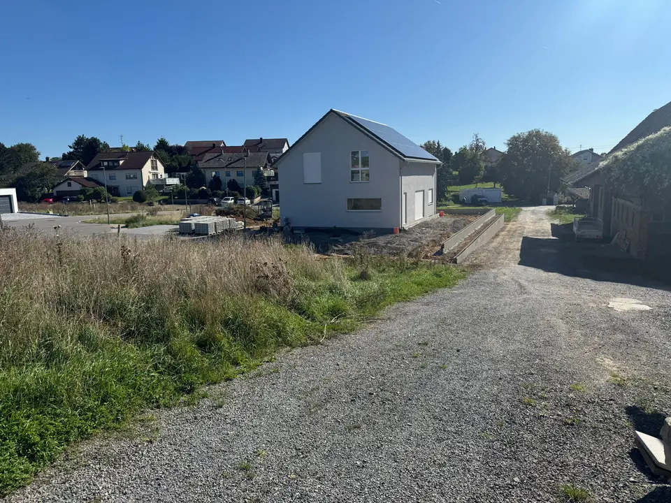 Ausgangslage: unbefestigtes Grundstück am Neubau