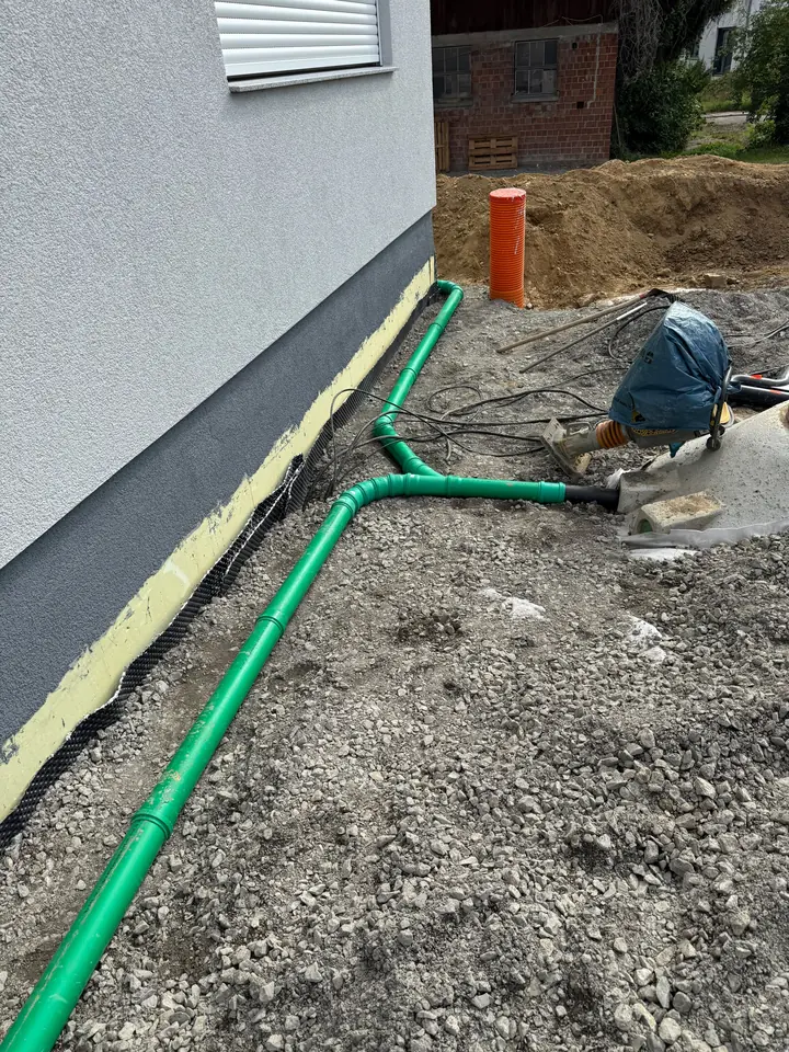 Verlegte Entwässerungsrohre an einem Neubau