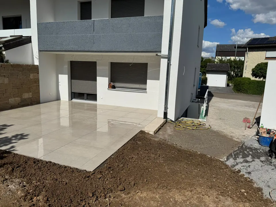 Terrasse aus großformatigen Feinsteinzeugplatten