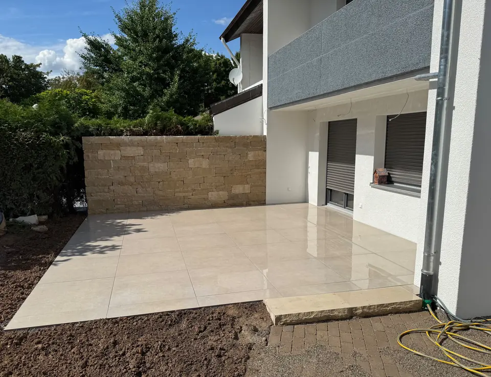 Terrasse mit Sichtschutzmauer
