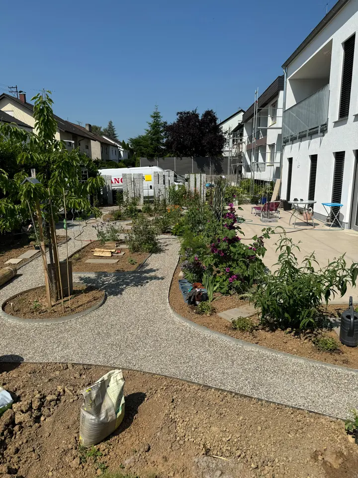 Gartenanlage mit Kieswegen
