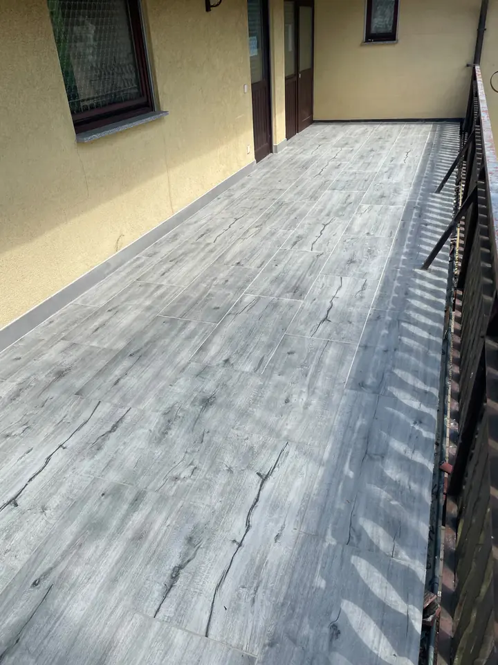 Nachher: Terrasse mit Feinsteinzeug in Holzoptik