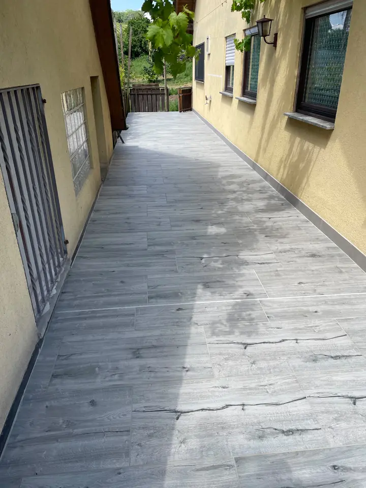 Nachher: Weg mit neuem Feinsteinzeug in Holzoptik