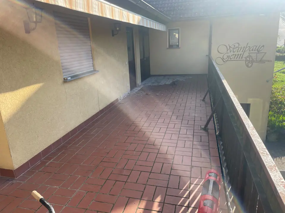 Vorher: Terrasse mit alten roten Fliesen