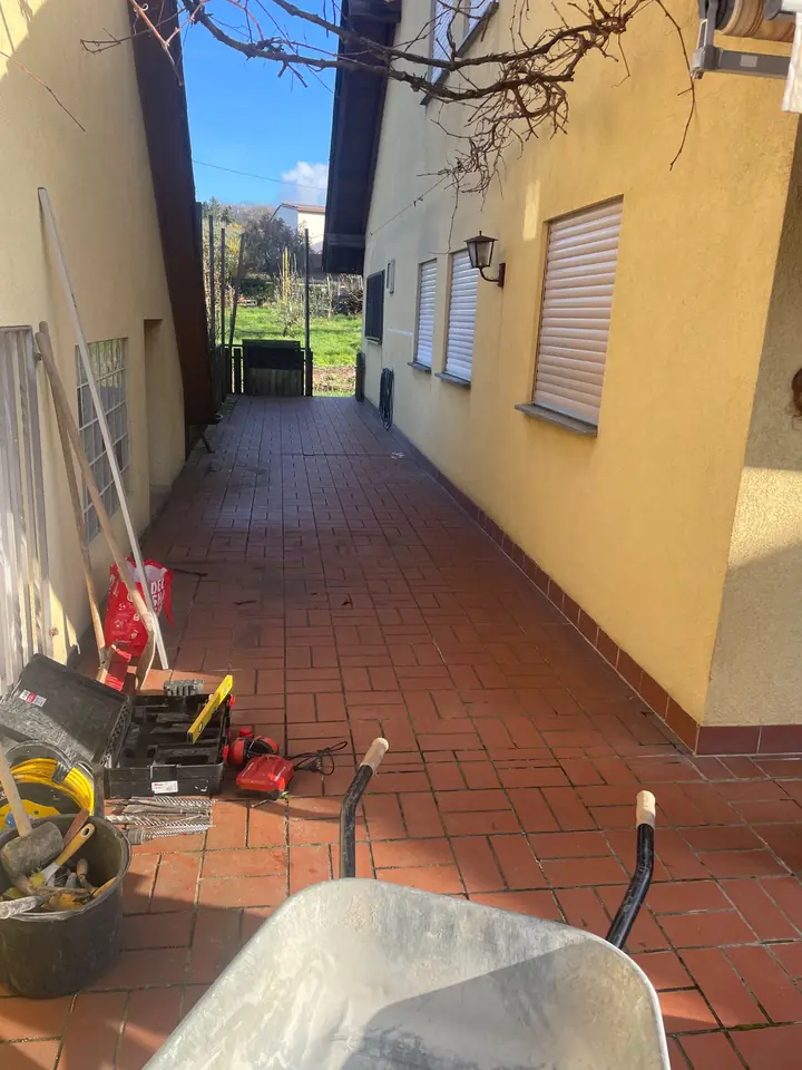 Vorher: Weg mit alten roten Fliesen