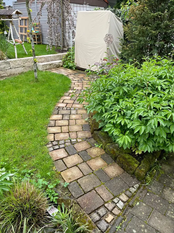 Gartenweg aus Altpflaster