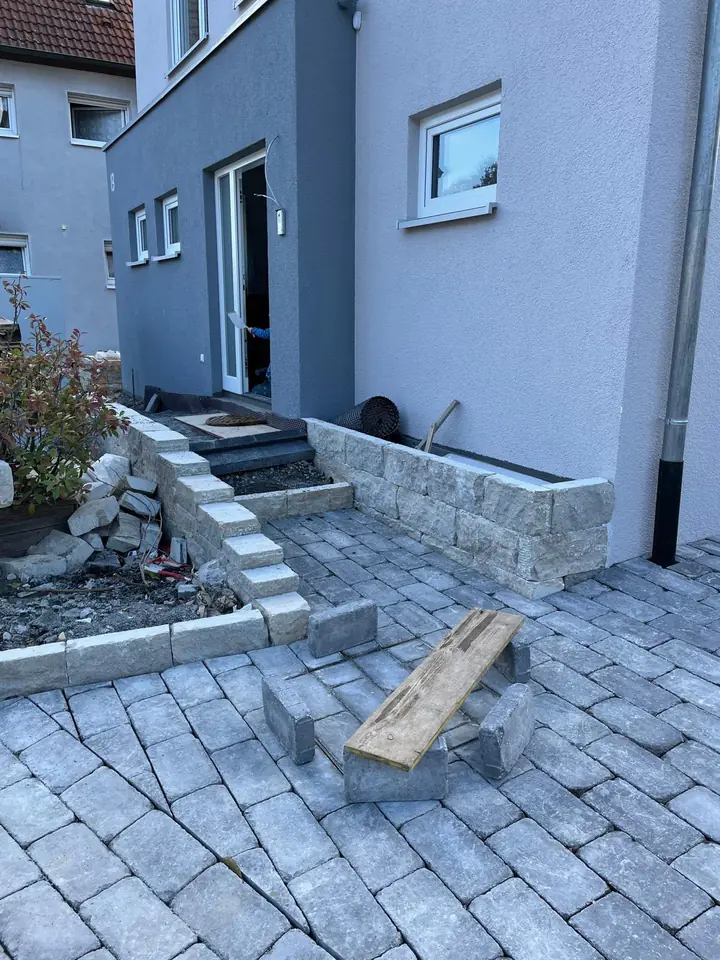 Bauphase: Hauseingang während der Arbeiten