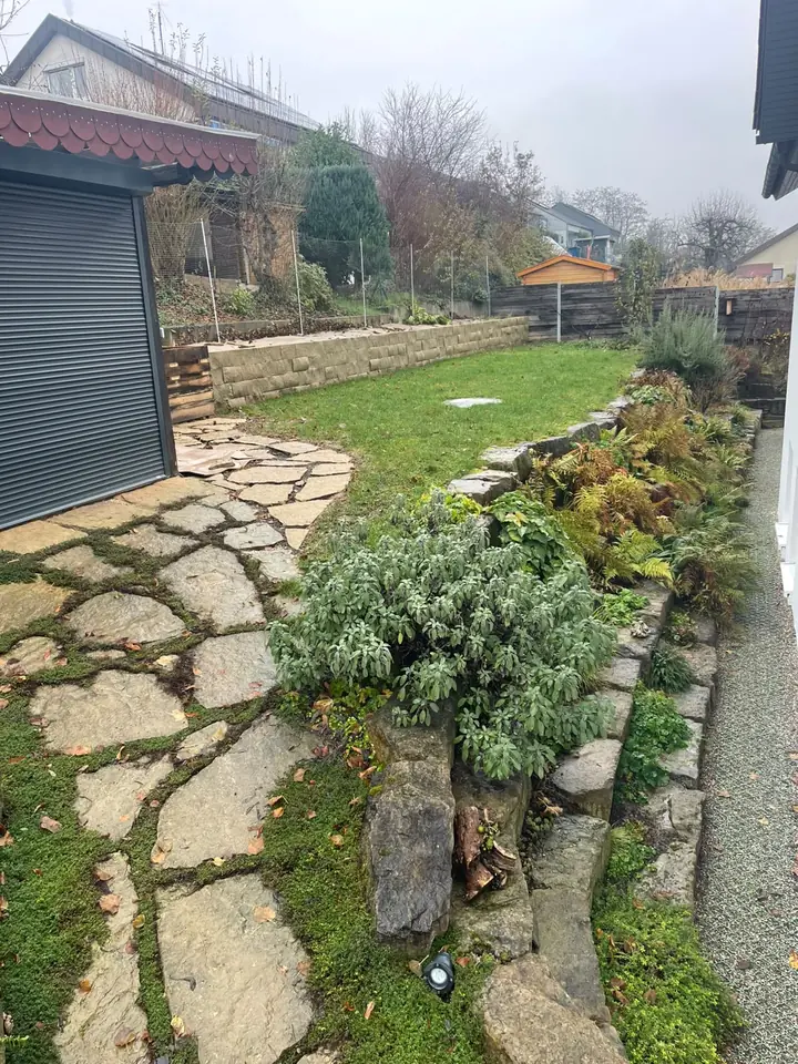 Natursteinweg aus Polygonalplatten
