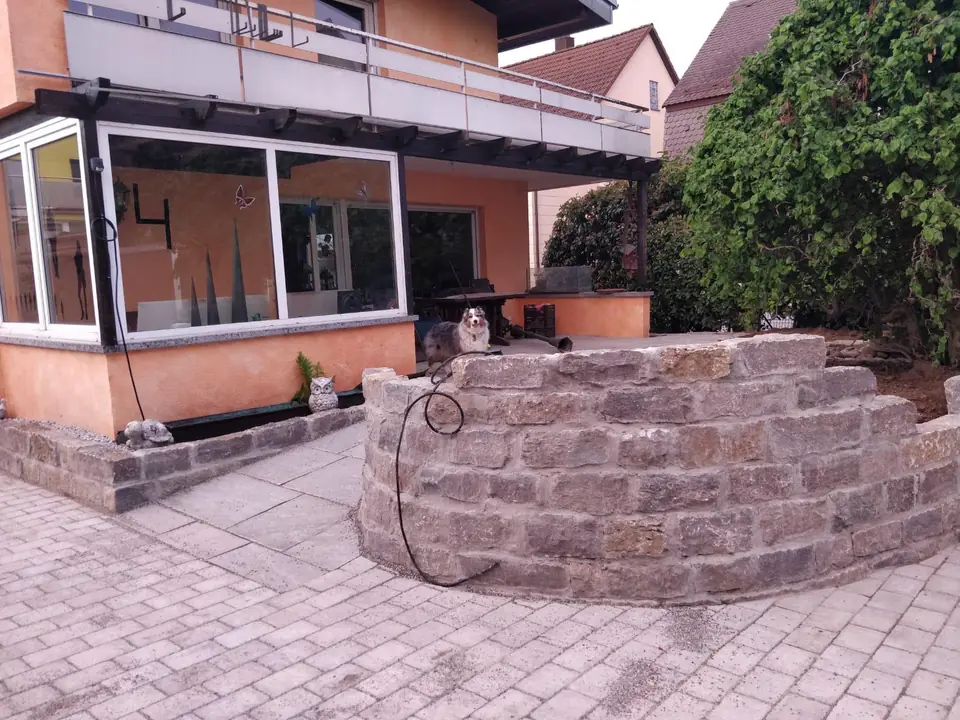 Runde Natursteinmauer