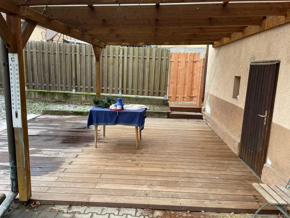 Holzterrasse mit Überdachung