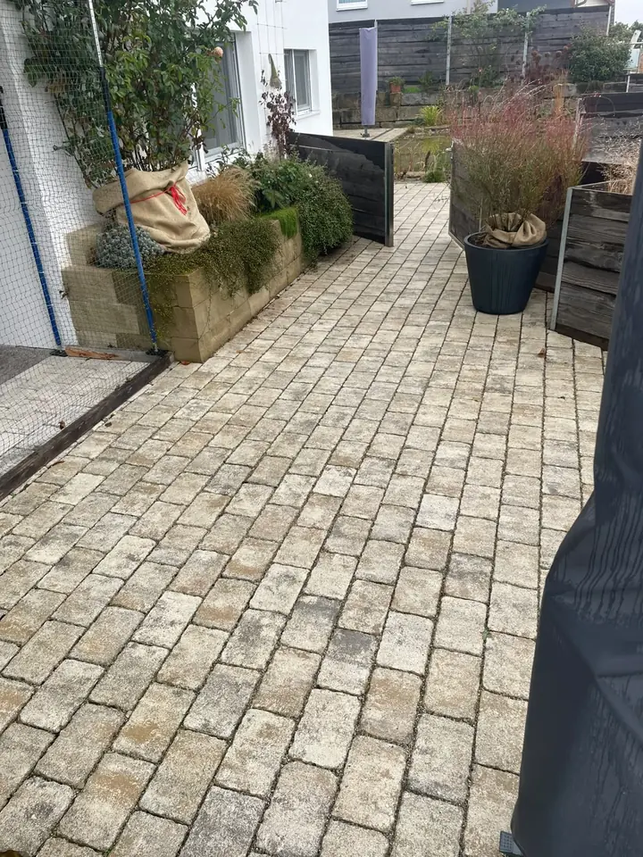 Pflasterfläche mit Hochbeeten