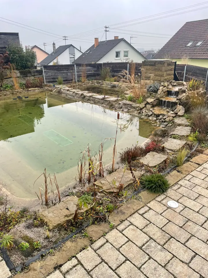 Gartenteich mit Bachlauf