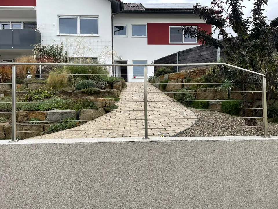 Hangbefestigung mit Pflasterweg