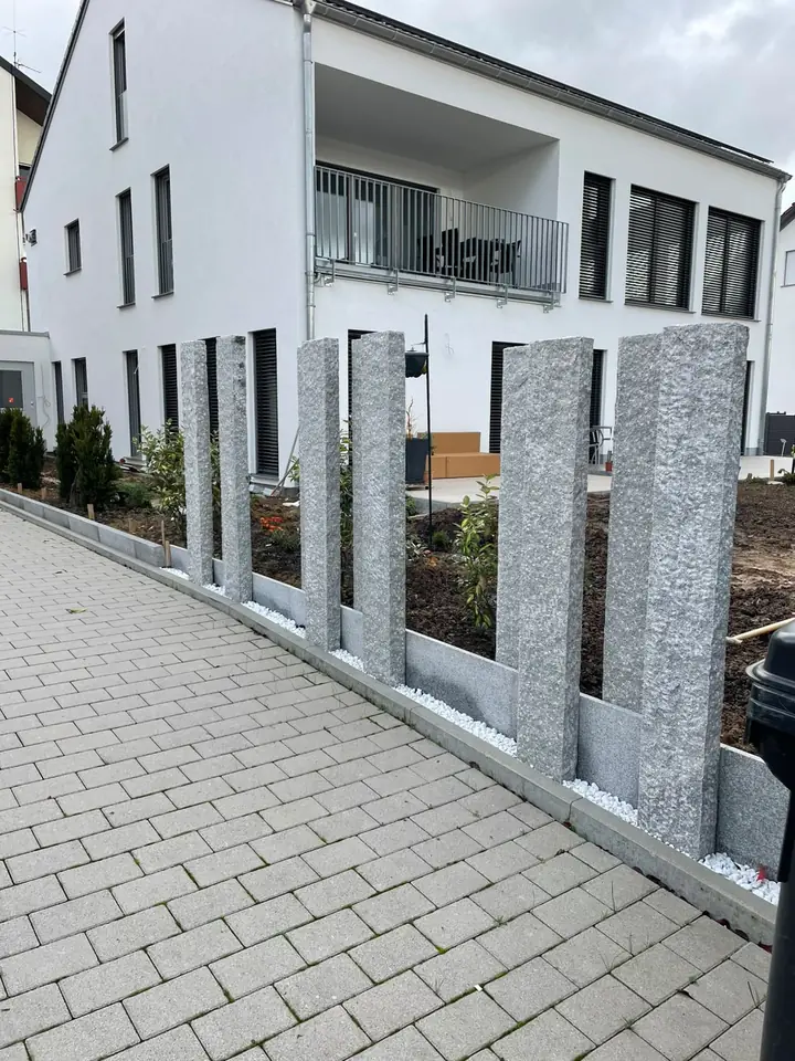 Gehweg mit Granitstelen