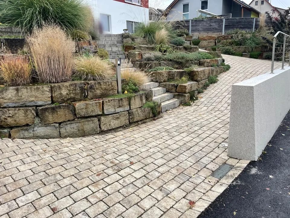 Natursteinmauer mit Treppe